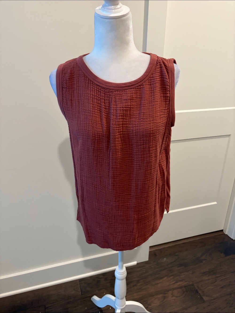 New With Tags Red Haute Gauze Knit Crew Tank Sz M